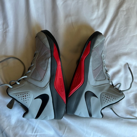 Nike Men's Gray Athletic Shoes - Picture 4 of 9